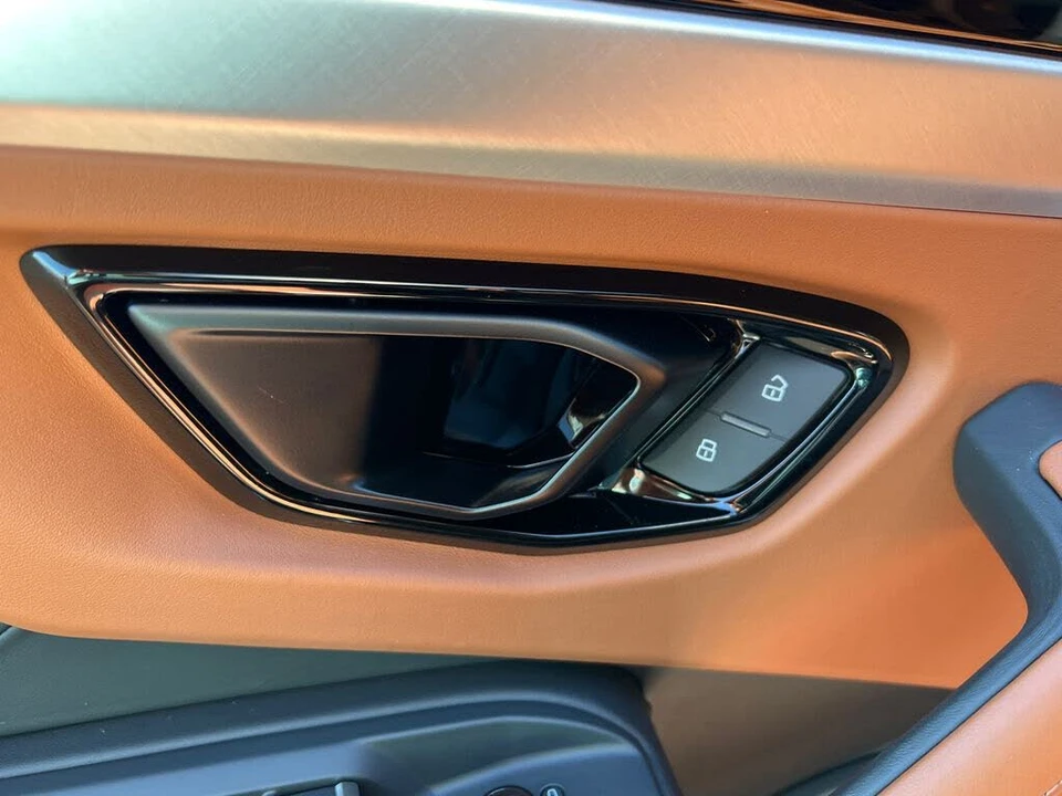 2025 Lamborghini Urus SE - Image 14 of 31