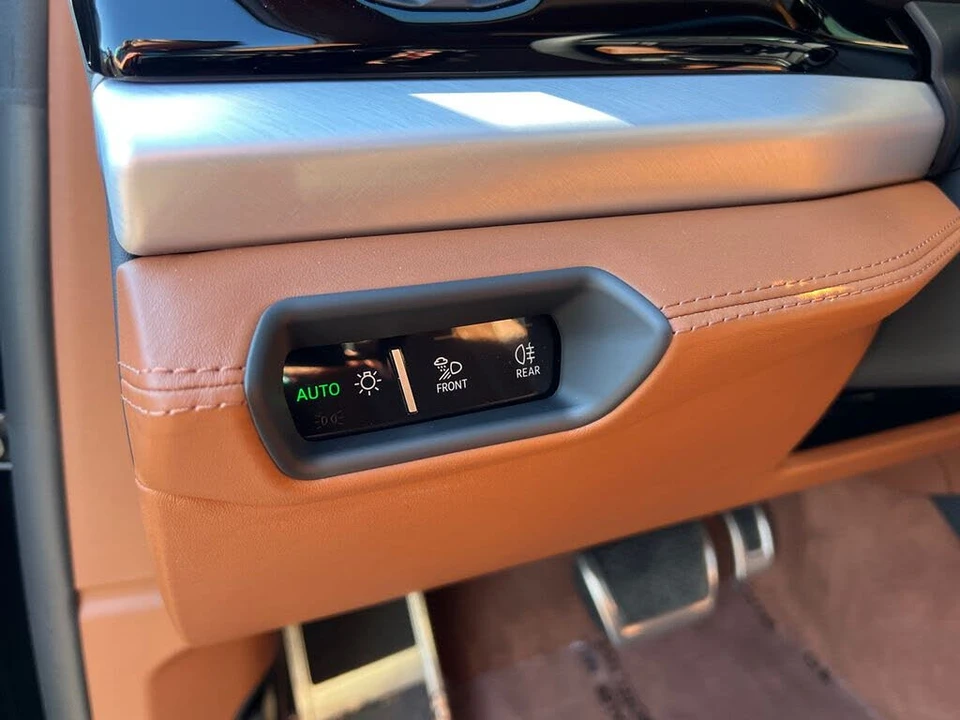 2025 Lamborghini Urus SE - Image 15 of 31