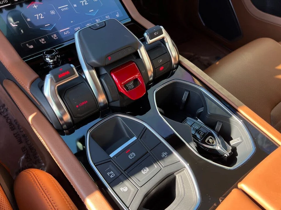 2025 Lamborghini Urus SE - Image 23 of 31