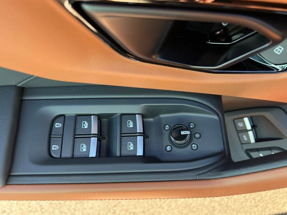 2025 Lamborghini Urus SE - Image 12 of 31