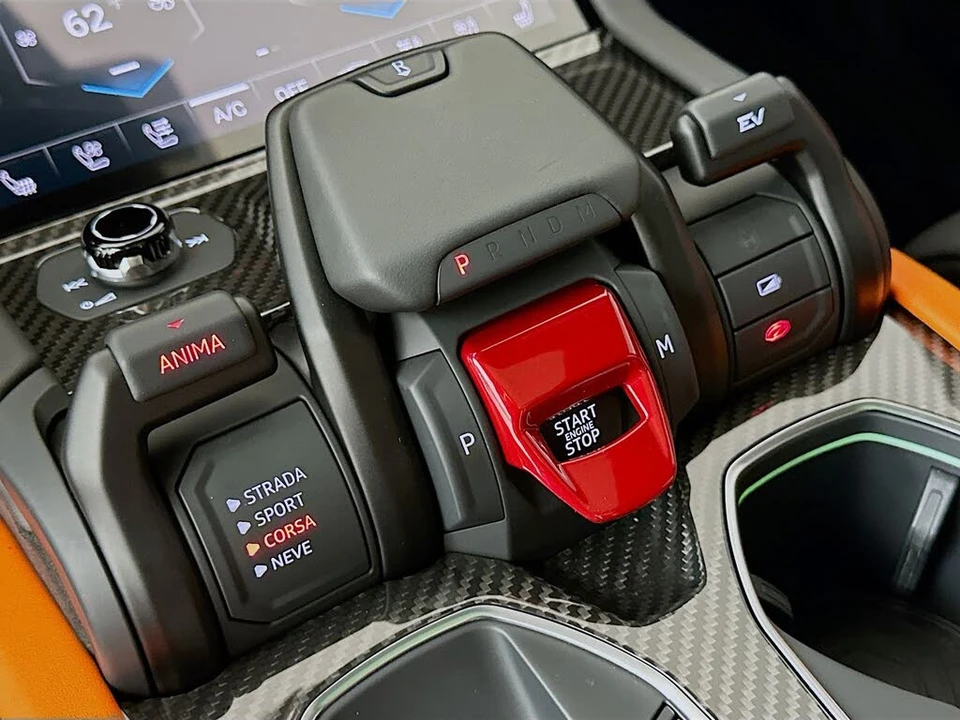 2025 Lamborghini Urus SE - Image 29 of 31