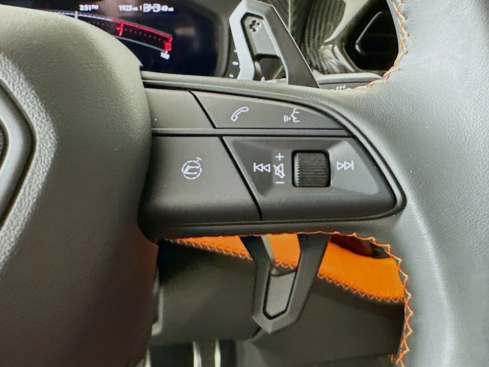2025 Lamborghini Urus SE - Image 20 of 31