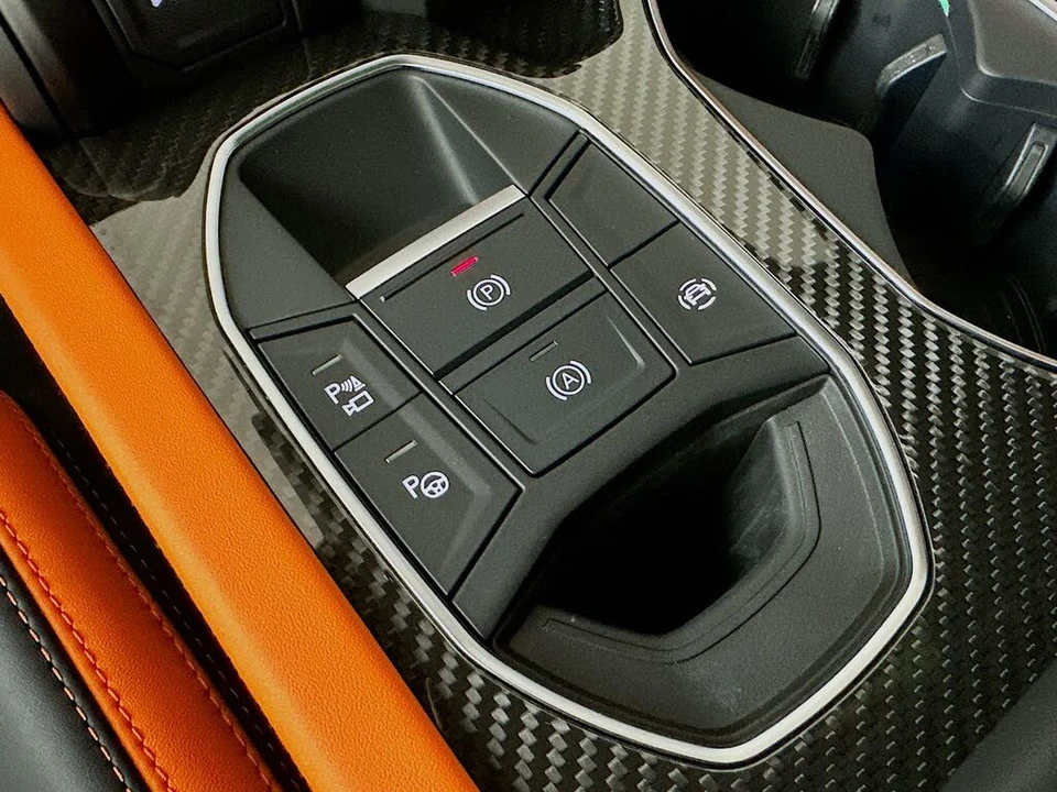 2025 Lamborghini Urus SE - Image 30 of 31