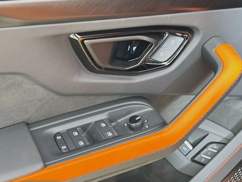 2025 Lamborghini Urus SE - Image 18 of 31