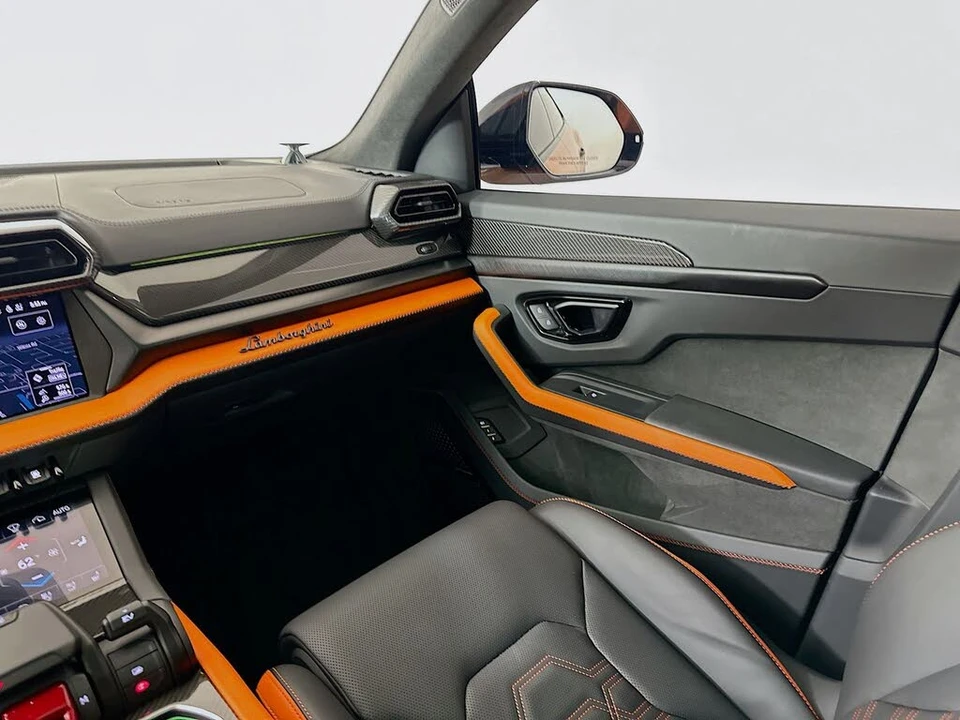 2025 Lamborghini Urus SE - Image 24 of 31