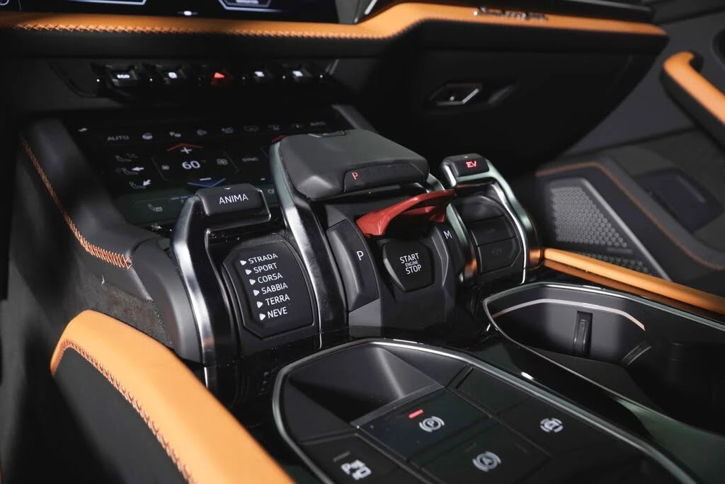 2025 Lamborghini Urus SE - Image 22 of 31
