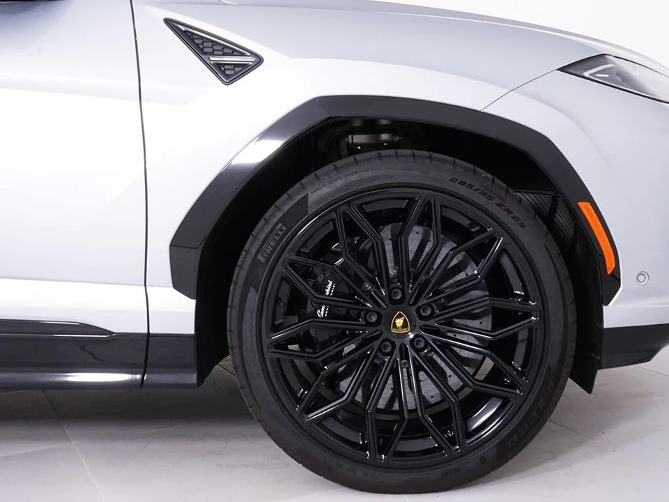 2025 Lamborghini Urus SE - Image 16 of 31