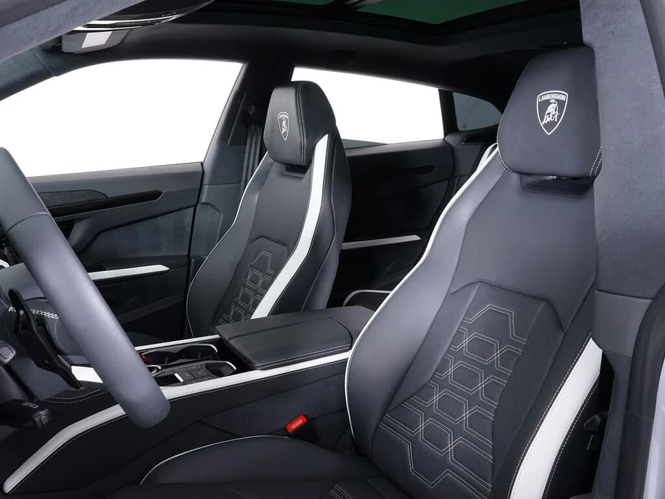 2025 Lamborghini Urus SE - Image 24 of 31
