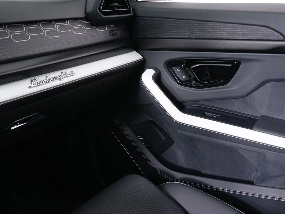 2025 Lamborghini Urus SE - Image 23 of 31