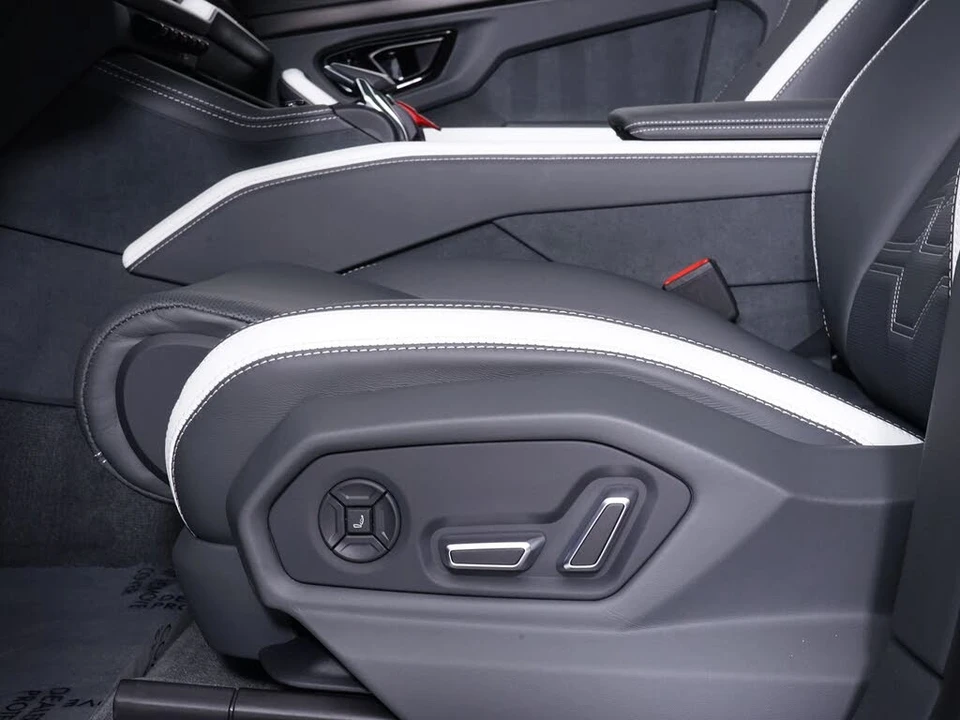 2025 Lamborghini Urus SE - Image 25 of 31
