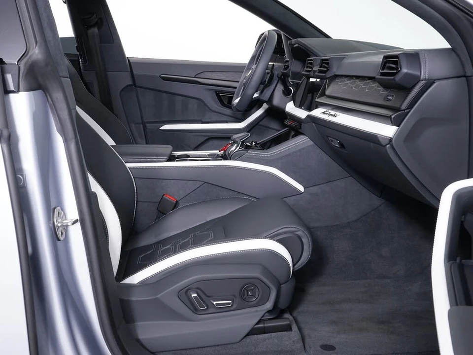 2025 Lamborghini Urus SE - Image 31 of 31