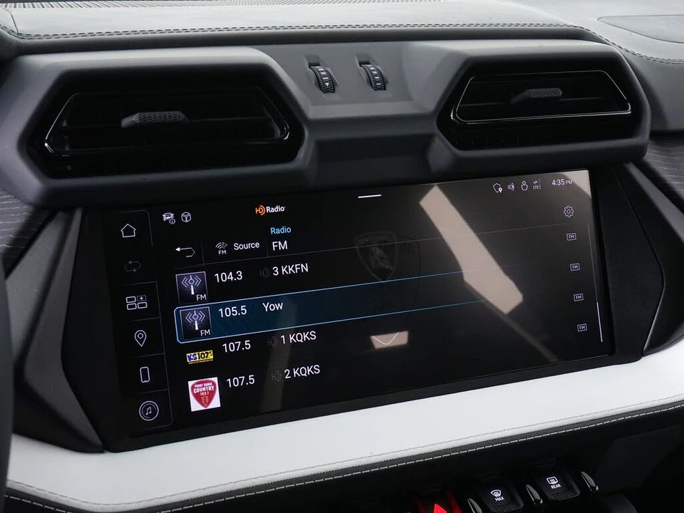 2025 Lamborghini Urus SE - Image 28 of 31