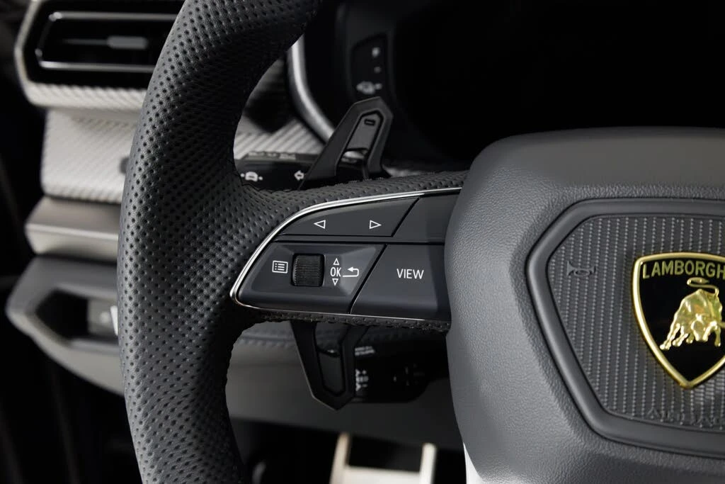 2025 Lamborghini Urus SE - Image 23 of 31
