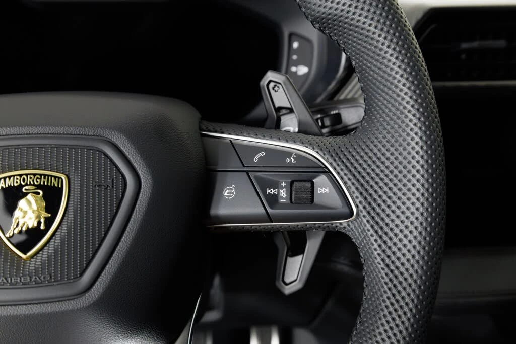 2025 Lamborghini Urus SE - Image 24 of 31