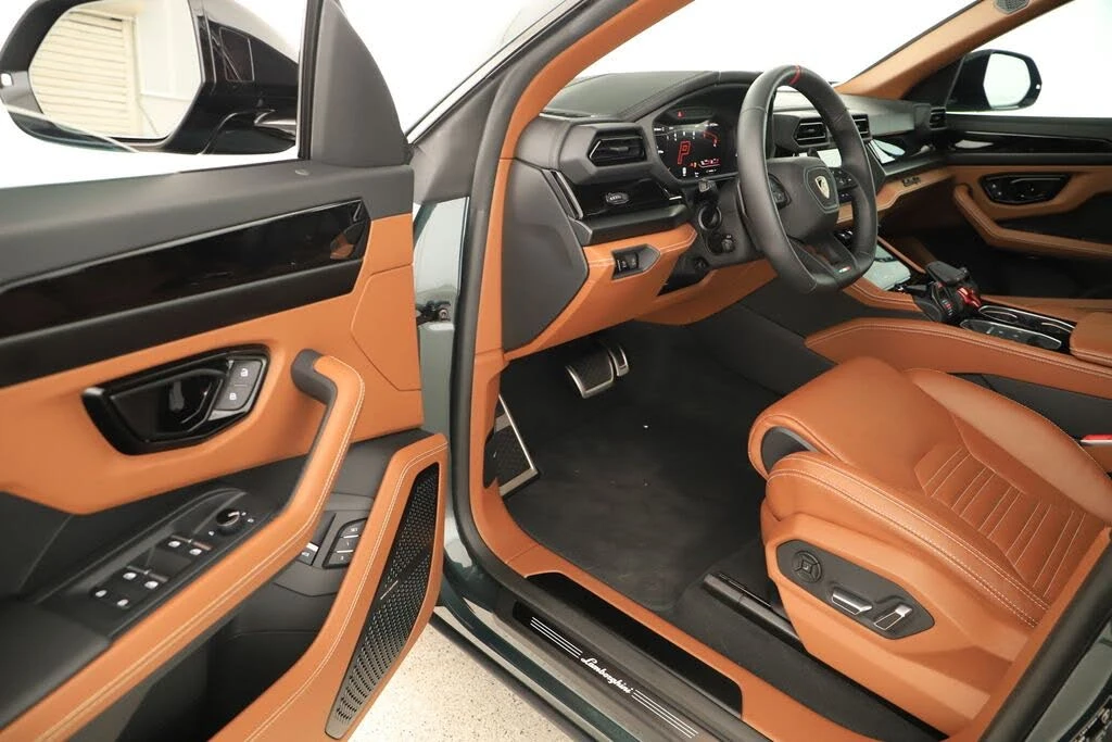 2025 Lamborghini Urus SE - Image 14 of 31