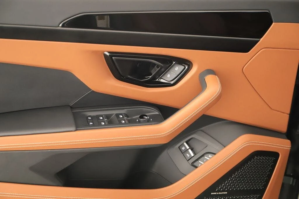 2025 Lamborghini Urus SE - Image 25 of 31