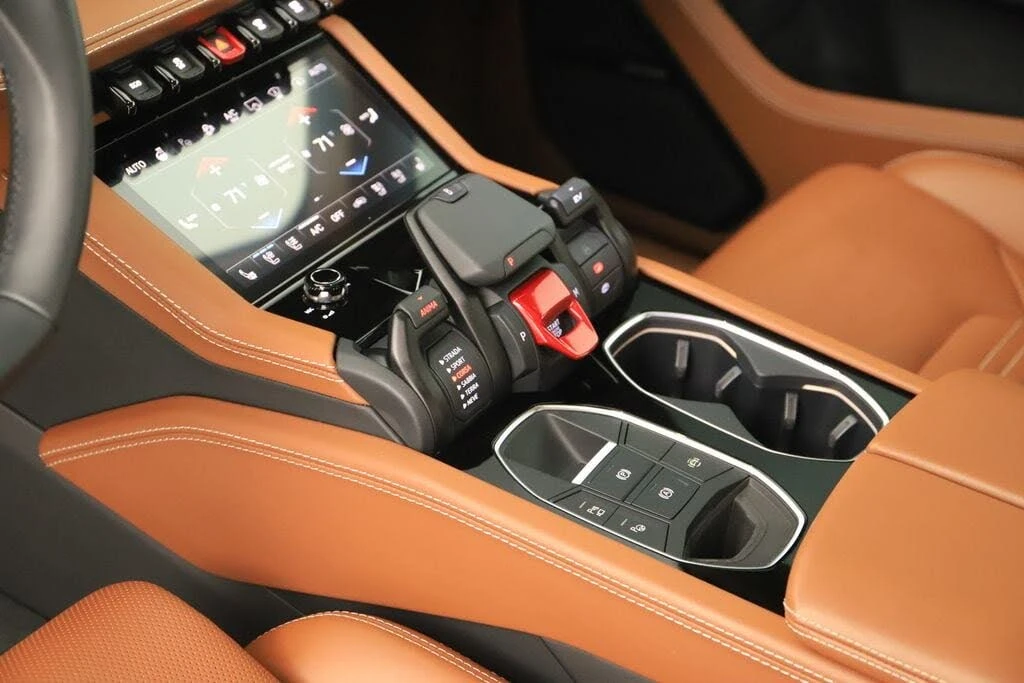2025 Lamborghini Urus SE - Image 17 of 31
