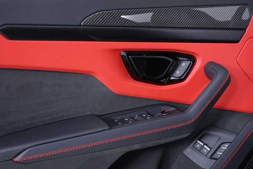 2025 Lamborghini Urus SE - Image 25 of 31