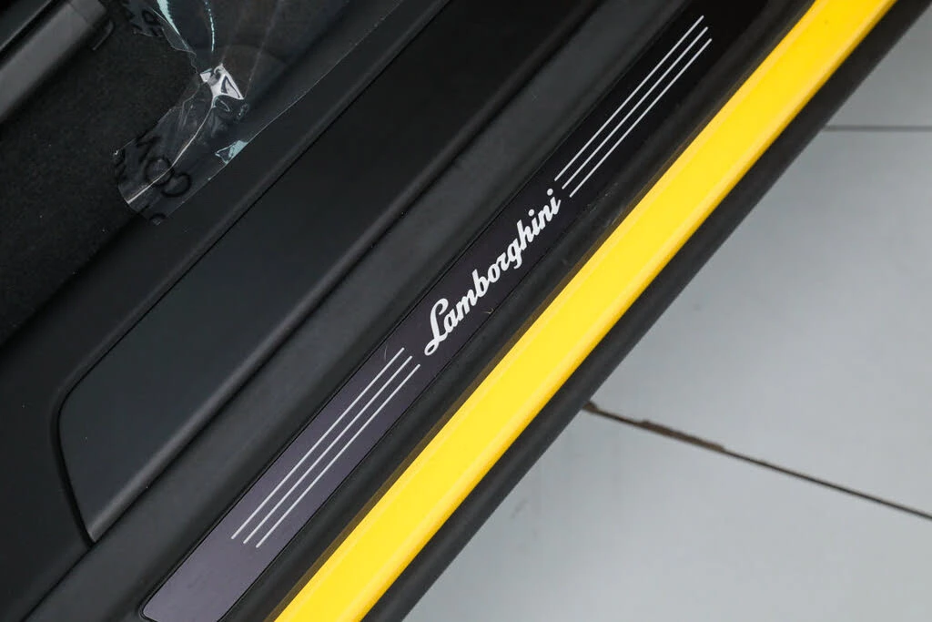2025 Lamborghini Urus SE - Image 19 of 31