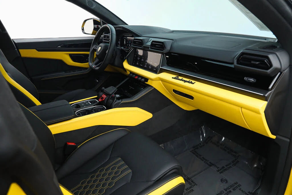 2025 Lamborghini Urus SE - Image 15 of 31