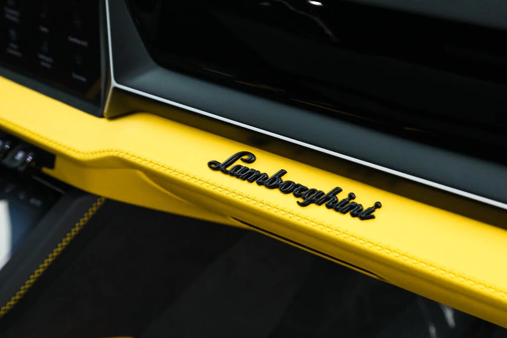 2025 Lamborghini Urus SE - Image 16 of 31