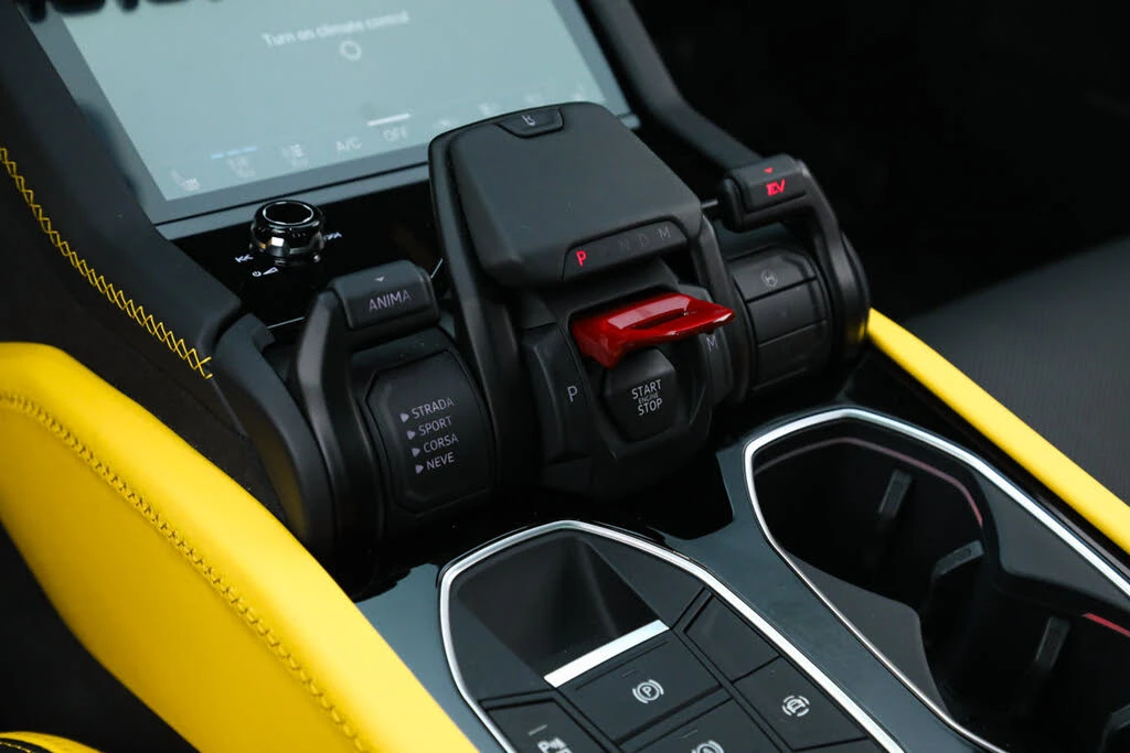 2025 Lamborghini Urus SE - Image 31 of 31