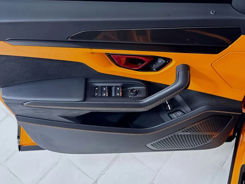 2025 Lamborghini Urus SE - Image 15 of 30