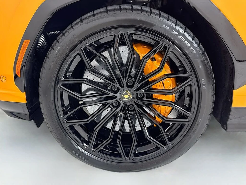 2025 Lamborghini Urus SE - Image 9 of 30