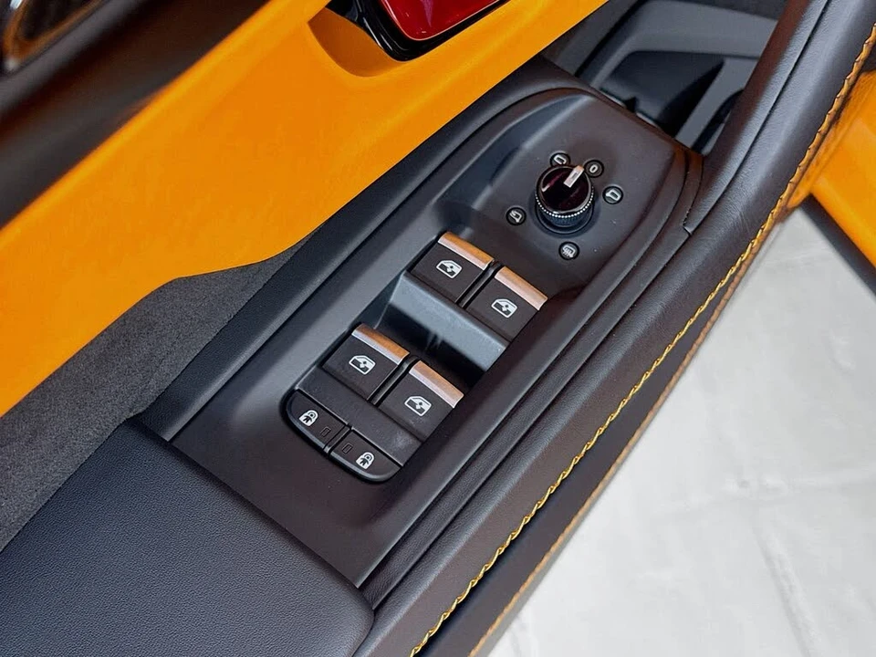 2025 Lamborghini Urus SE - Image 16 of 30