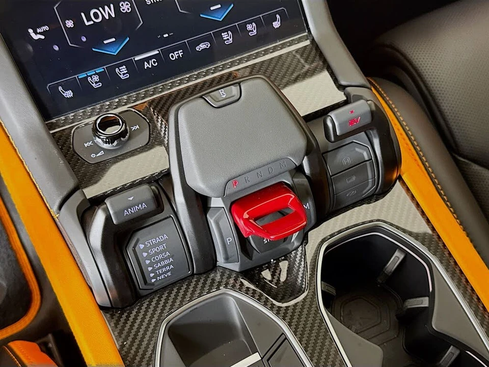 2025 Lamborghini Urus SE - Image 14 of 30