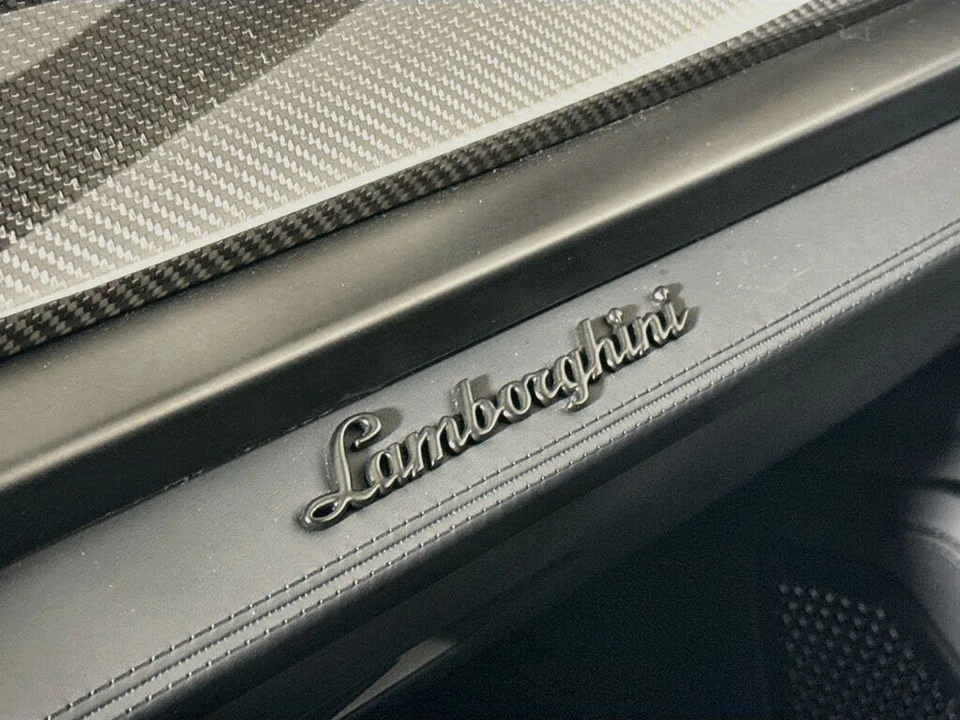 2025 Lamborghini Urus SE - Image 24 of 28