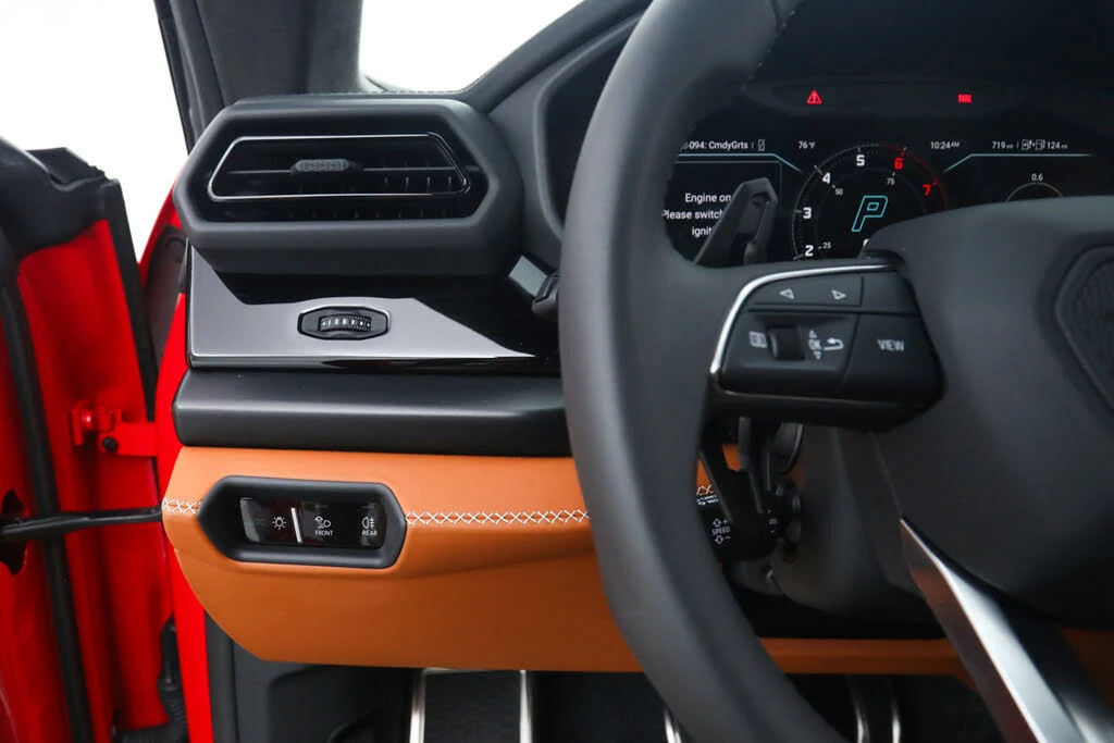 2025 Lamborghini Urus SE - Image 28 of 31