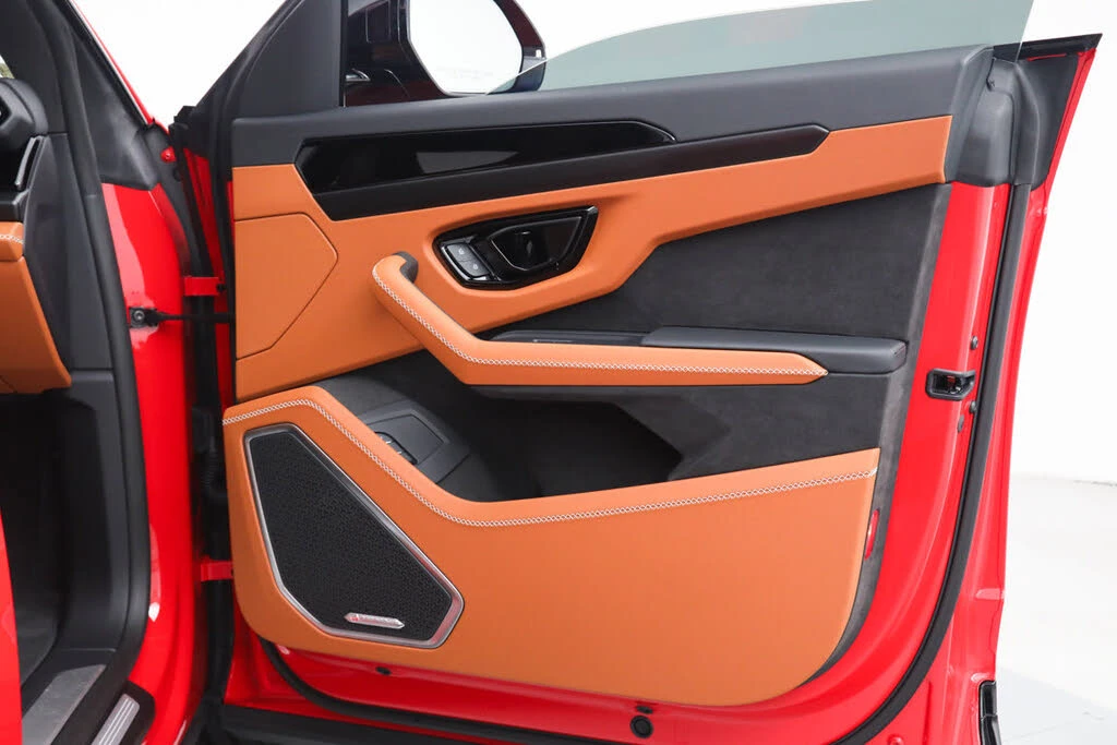 2025 Lamborghini Urus SE - Image 14 of 31