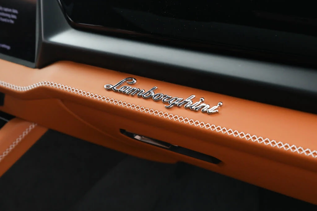 2025 Lamborghini Urus SE - Image 16 of 31