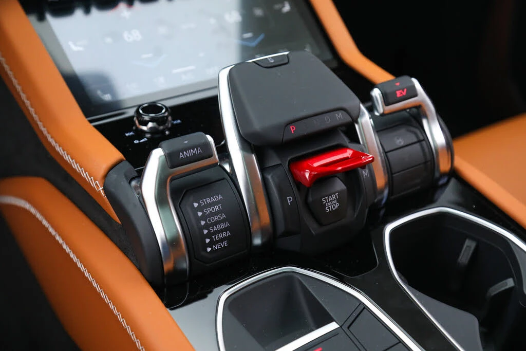 2025 Lamborghini Urus SE - Image 30 of 31