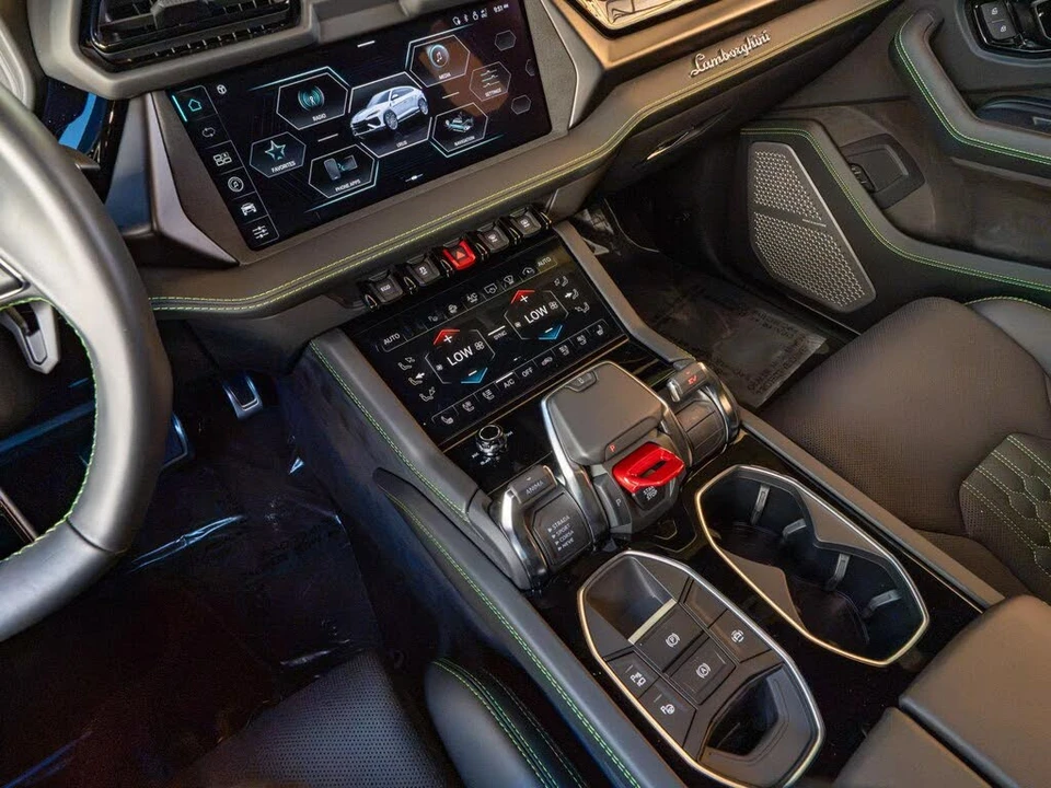2025 Lamborghini Urus SE - Image 21 of 31
