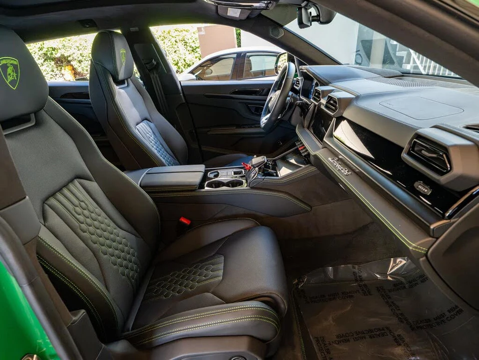 2025 Lamborghini Urus SE - Image 23 of 31