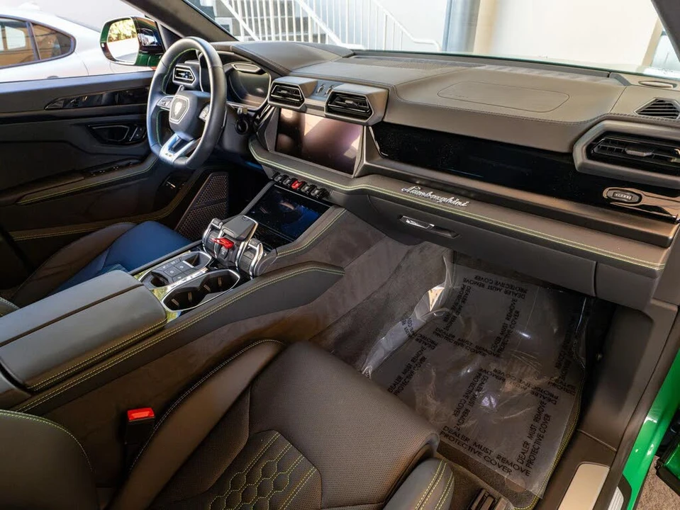 2025 Lamborghini Urus SE - Image 24 of 31
