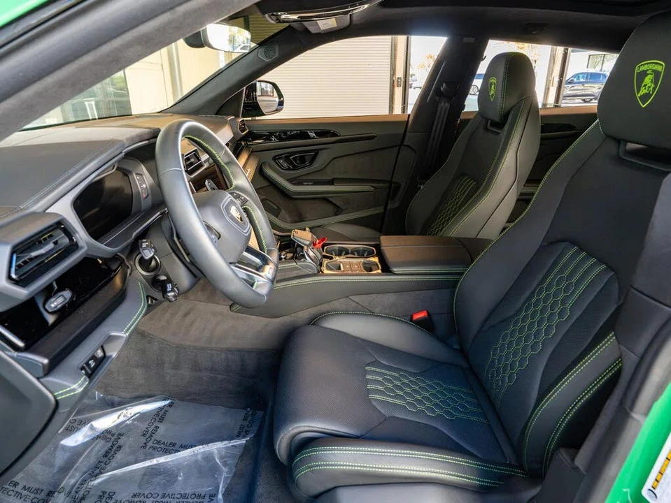 2025 Lamborghini Urus SE - Image 15 of 31
