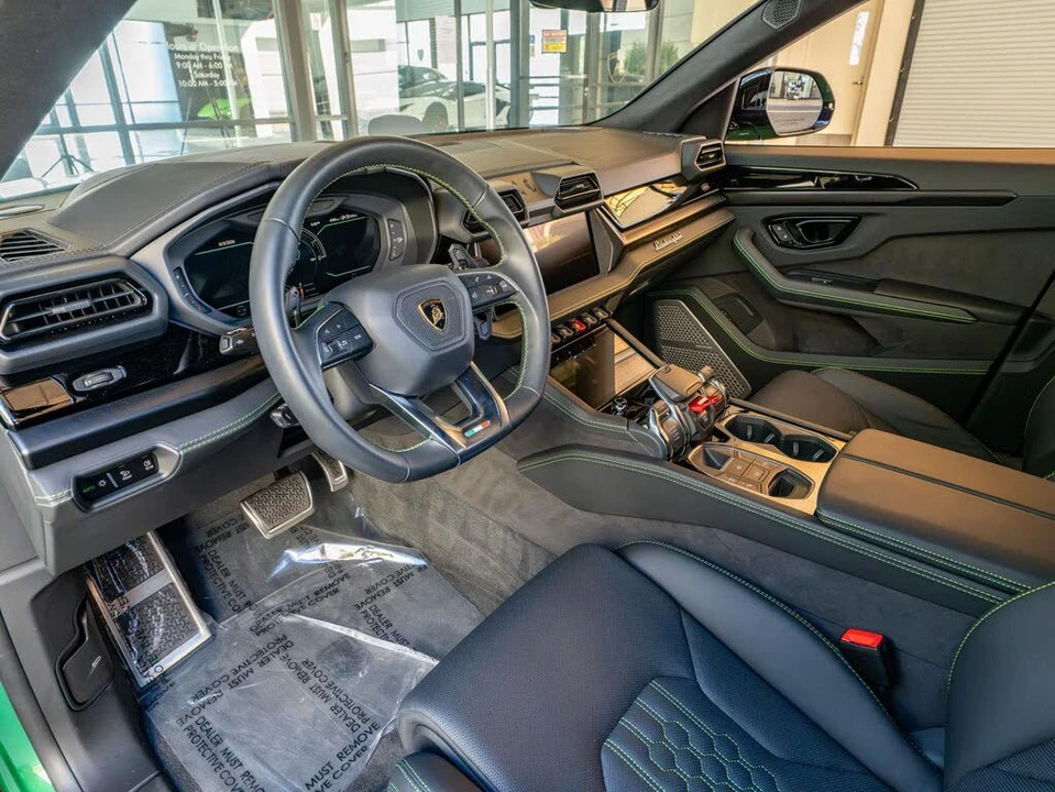 2025 Lamborghini Urus SE - Image 16 of 31