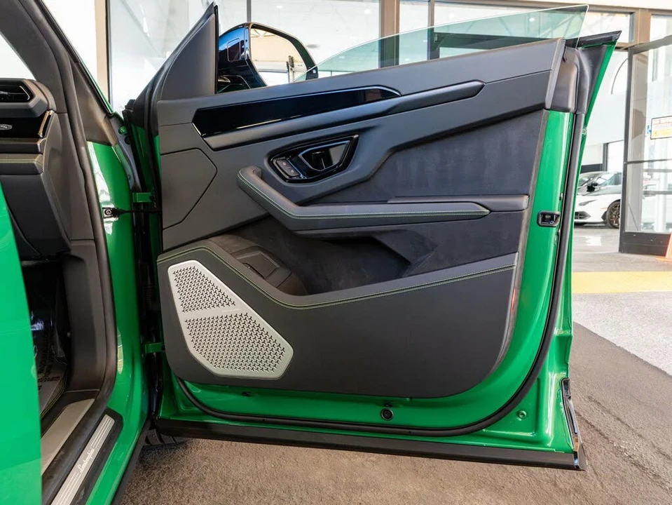 2025 Lamborghini Urus SE - Image 25 of 31