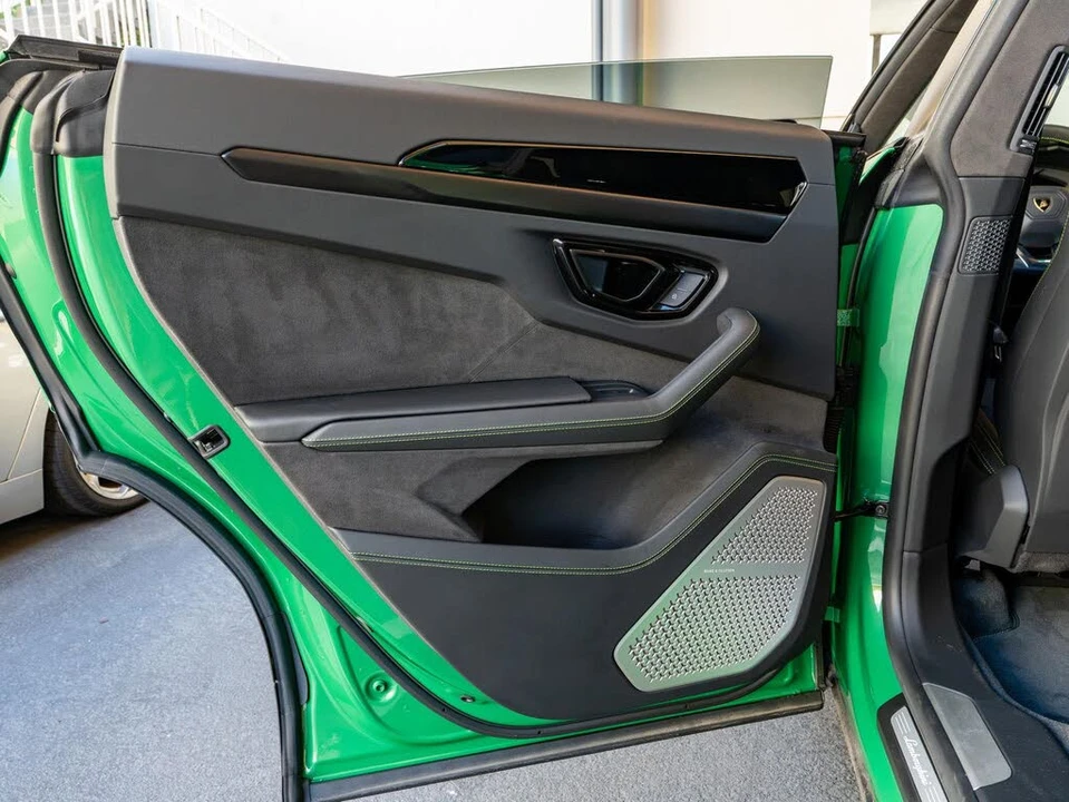 2025 Lamborghini Urus SE - Image 27 of 31