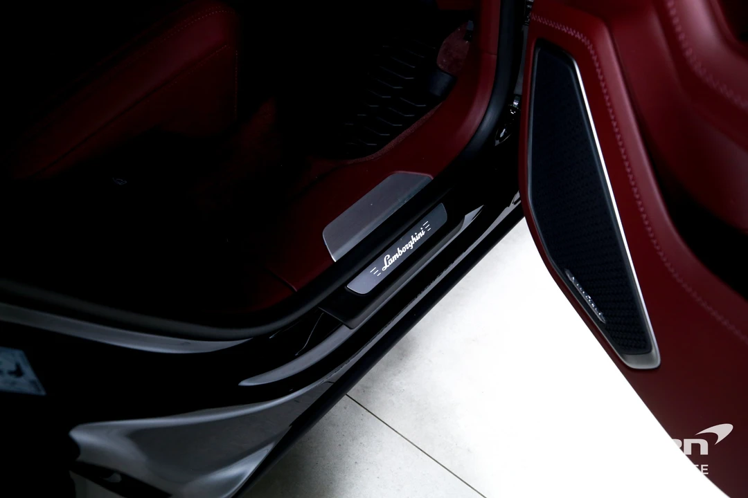 2025 Lamborghini Urus SE - Image 30 of 31