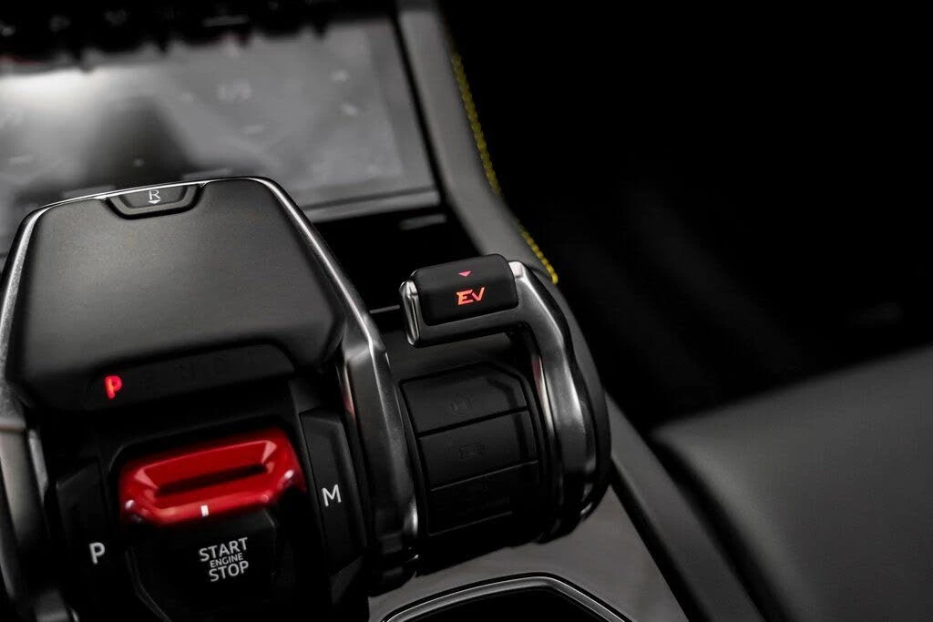 2025 Lamborghini Urus SE - Image 26 of 31