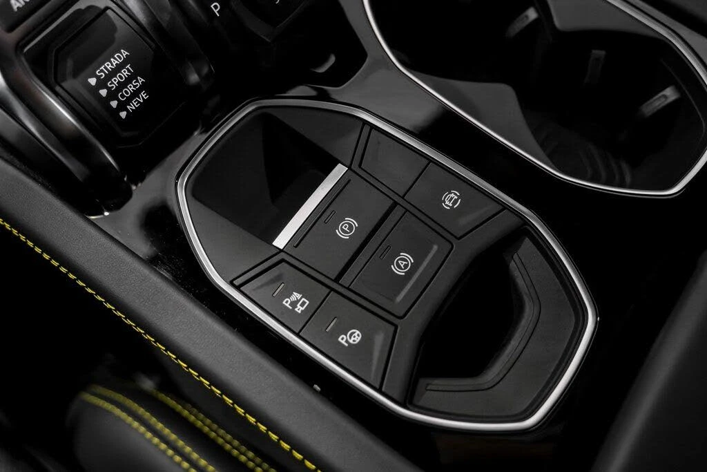2025 Lamborghini Urus SE - Image 24 of 31