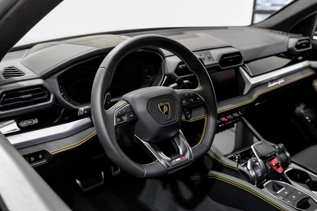 2025 Lamborghini Urus SE - Image 15 of 31