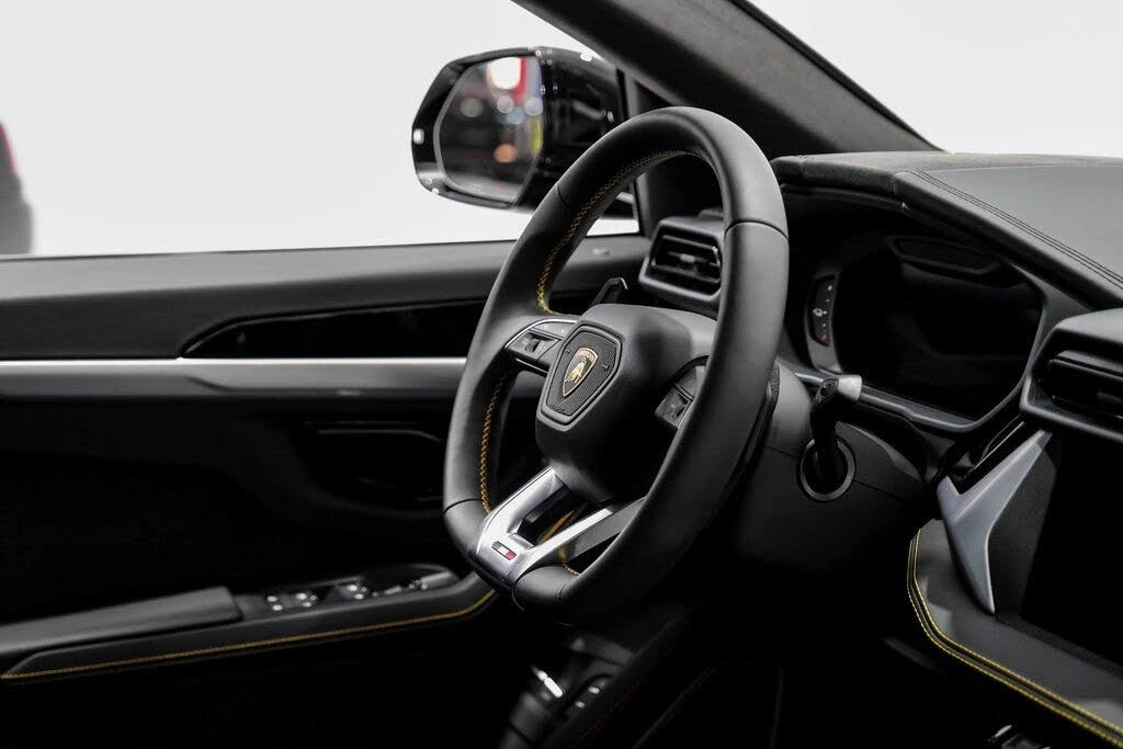 2025 Lamborghini Urus SE - Image 14 of 31