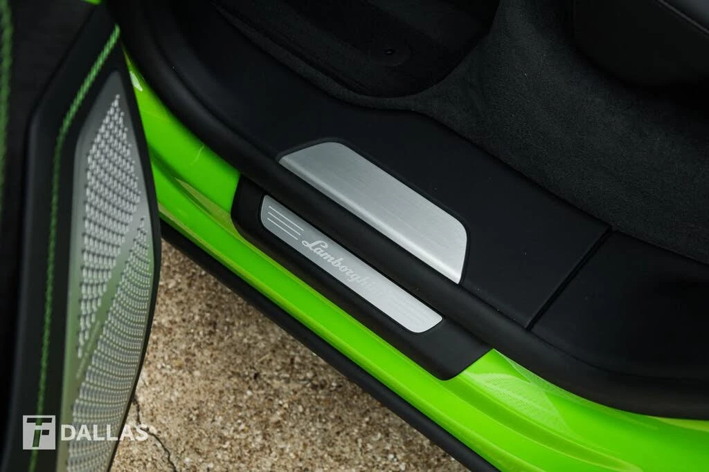 2025 Lamborghini Urus SE - Image 29 of 31