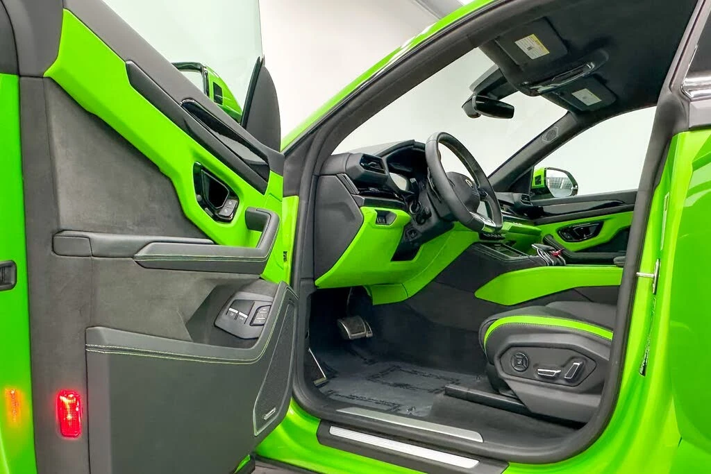 2025 Lamborghini Urus SE - Image 21 of 31