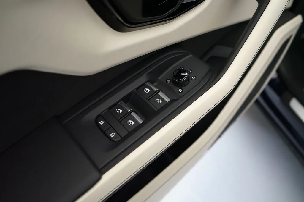 2025 Lamborghini Urus SE - Image 28 of 31